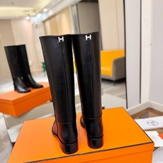 Hermès爱马仕高筒骑士靴 顶级版本 多色可选 秋冬衣柜里的本命神靴✨ 秋冬氛围感,一双高级长靴就足够。爱马仕这只经典 Hermès爱马仕高筒骑士靴 顶级版本 多色可选 秋冬衣柜里的本命神靴✨ 秋冬氛围感,一双高级长靴就足够。爱马仕这只经典