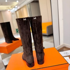 Hermès爱马仕高筒骑士靴 顶级版本 多色可选 秋冬衣柜里的本命神靴✨ 秋冬氛围感,一双高级长靴就足够。爱马仕这只经典 Hermès爱马仕高筒骑士靴 顶级版本 多色可选 秋冬衣柜里的本命神靴✨ 秋冬氛围感,一双高级长靴就足够。爱马仕这只经典