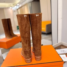 Hermès爱马仕高筒骑士靴 顶级版本 多色可选 秋冬衣柜里的本命神靴✨ 秋冬氛围感,一双高级长靴就足够。爱马仕这只经典 Hermès爱马仕高筒骑士靴 顶级版本 多色可选 秋冬衣柜里的本命神靴✨ 秋冬氛围感,一双高级长靴就足够。爱马仕这只经典