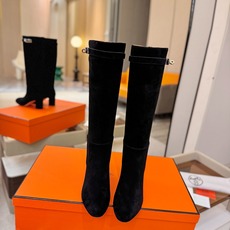Hermes🐴 爱马仕Jumping黑色锁扣高筒靴,高端打造,最高版本 直筒靴型修饰腿线。经典金属凯莉锁扣点缀,辨识度十 Hermes🐴 爱马仕Jumping黑色锁扣高筒靴,高端打造,最高版本 直筒靴型修饰腿线。经典金属凯莉锁扣点缀,辨识度十