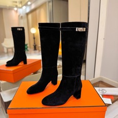 Hermes🐴 爱马仕Jumping黑色锁扣高筒靴,高端打造,最高版本 直筒靴型修饰腿线。经典金属凯莉锁扣点缀,辨识度十 Hermes🐴 爱马仕Jumping黑色锁扣高筒靴,高端打造,最高版本 直筒靴型修饰腿线。经典金属凯莉锁扣点缀,辨识度十