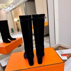 Hermes🐴 爱马仕Jumping黑色锁扣高筒靴,高端打造,最高版本 直筒靴型修饰腿线。经典金属凯莉锁扣点缀,辨识度十 Hermes🐴 爱马仕Jumping黑色锁扣高筒靴,高端打造,最高版本 直筒靴型修饰腿线。经典金属凯莉锁扣点缀,辨识度十