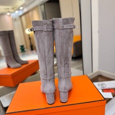 Hermes🐴 爱马仕Jumping黑色锁扣高筒靴,高端打造,最高版本 直筒靴型修饰腿线。经典金属凯莉锁扣点缀,辨识度十 Hermes🐴 爱马仕Jumping黑色锁扣高筒靴,高端打造,最高版本 直筒靴型修饰腿线。经典金属凯莉锁扣点缀,辨识度十