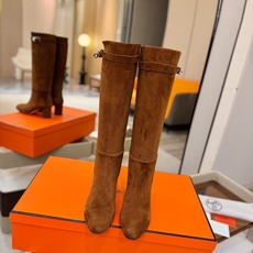 Hermes🐴 爱马仕Jumping黑色锁扣高筒靴,高端打造,最高版本 直筒靴型修饰腿线。经典金属凯莉锁扣点缀,辨识度十 Hermes🐴 爱马仕Jumping黑色锁扣高筒靴,高端打造,最高版本 直筒靴型修饰腿线。经典金属凯莉锁扣点缀,辨识度十
