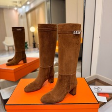 Hermes🐴 爱马仕Jumping黑色锁扣高筒靴,高端打造,最高版本 直筒靴型修饰腿线。经典金属凯莉锁扣点缀,辨识度十 Hermes🐴 爱马仕Jumping黑色锁扣高筒靴,高端打造,最高版本 直筒靴型修饰腿线。经典金属凯莉锁扣点缀,辨识度十