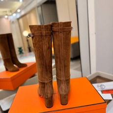 Hermes🐴 爱马仕Jumping黑色锁扣高筒靴,高端打造,最高版本 直筒靴型修饰腿线。经典金属凯莉锁扣点缀,辨识度十 Hermes🐴 爱马仕Jumping黑色锁扣高筒靴,高端打造,最高版本 直筒靴型修饰腿线。经典金属凯莉锁扣点缀,辨识度十