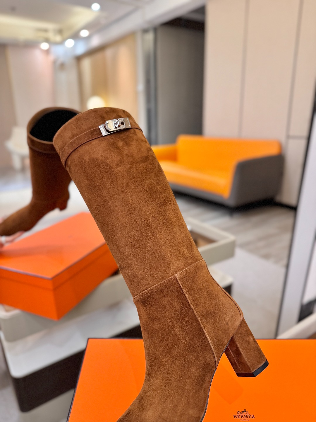 Hermes🐴 爱马仕Jumping黑色锁扣高筒靴,高端打造,最高版本 直筒靴型修饰腿线。经典金属凯莉锁扣点缀,辨识度十 Hermes🐴 爱马仕Jumping黑色锁扣高筒靴,高端打造,最高版本 直筒靴型修饰腿线。经典金属凯莉锁扣点缀,辨识度十