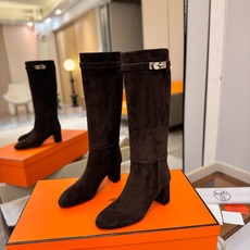Hermes🐴 爱马仕Jumping黑色锁扣高筒靴,高端打造,最高版本 直筒靴型修饰腿线。经典金属凯莉锁扣点缀,辨识度十 Hermes🐴 爱马仕Jumping黑色锁扣高筒靴,高端打造,最高版本 直筒靴型修饰腿线。经典金属凯莉锁扣点缀,辨识度十