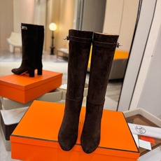 Hermes🐴 爱马仕Jumping黑色锁扣高筒靴,高端打造,最高版本 直筒靴型修饰腿线。经典金属凯莉锁扣点缀,辨识度十 Hermes🐴 爱马仕Jumping黑色锁扣高筒靴,高端打造,最高版本 直筒靴型修饰腿线。经典金属凯莉锁扣点缀,辨识度十