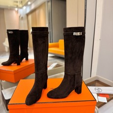 Hermes🐴 爱马仕Jumping黑色锁扣高筒靴,高端打造,最高版本 直筒靴型修饰腿线。经典金属凯莉锁扣点缀,辨识度十 Hermes🐴 爱马仕Jumping黑色锁扣高筒靴,高端打造,最高版本 直筒靴型修饰腿线。经典金属凯莉锁扣点缀,辨识度十