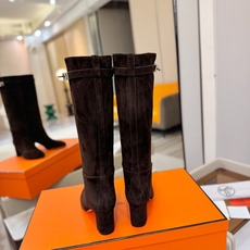 Hermes🐴 爱马仕Jumping黑色锁扣高筒靴,高端打造,最高版本 直筒靴型修饰腿线。经典金属凯莉锁扣点缀,辨识度十 Hermes🐴 爱马仕Jumping黑色锁扣高筒靴,高端打造,最高版本 直筒靴型修饰腿线。经典金属凯莉锁扣点缀,辨识度十