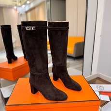 Hermes🐴 爱马仕Jumping黑色锁扣高筒靴,高端打造,最高版本 直筒靴型修饰腿线。经典金属凯莉锁扣点缀,辨识度十 Hermes🐴 爱马仕Jumping黑色锁扣高筒靴,高端打造,最高版本 直筒靴型修饰腿线。经典金属凯莉锁扣点缀,辨识度十