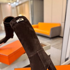 Hermes🐴 爱马仕Jumping黑色锁扣高筒靴,高端打造,最高版本 直筒靴型修饰腿线。经典金属凯莉锁扣点缀,辨识度十 Hermes🐴 爱马仕Jumping黑色锁扣高筒靴,高端打造,最高版本 直筒靴型修饰腿线。经典金属凯莉锁扣点缀,辨识度十