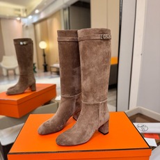 Hermes🐴 爱马仕Jumping黑色锁扣高筒靴,高端打造,最高版本 直筒靴型修饰腿线。经典金属凯莉锁扣点缀,辨识度十 Hermes🐴 爱马仕Jumping黑色锁扣高筒靴,高端打造,最高版本 直筒靴型修饰腿线。经典金属凯莉锁扣点缀,辨识度十