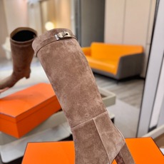 Hermes🐴 爱马仕Jumping黑色锁扣高筒靴,高端打造,最高版本 直筒靴型修饰腿线。经典金属凯莉锁扣点缀,辨识度十 Hermes🐴 爱马仕Jumping黑色锁扣高筒靴,高端打造,最高版本 直筒靴型修饰腿线。经典金属凯莉锁扣点缀,辨识度十