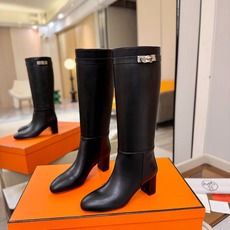 Hermes🐴 爱马仕Jumping黑色锁扣高筒靴,高端打造,最高版本 直筒靴型修饰腿线。经典金属凯莉锁扣点缀,辨识度十 Hermes🐴 爱马仕Jumping黑色锁扣高筒靴,高端打造,最高版本 直筒靴型修饰腿线。经典金属凯莉锁扣点缀,辨识度十