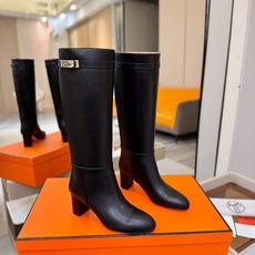 Hermes🐴 爱马仕Jumping黑色锁扣高筒靴,高端打造,最高版本 直筒靴型修饰腿线。经典金属凯莉锁扣点缀,辨识度十 Hermes🐴 爱马仕Jumping黑色锁扣高筒靴,高端打造,最高版本 直筒靴型修饰腿线。经典金属凯莉锁扣点缀,辨识度十