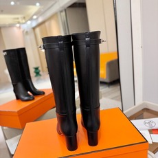 Hermes🐴 爱马仕Jumping黑色锁扣高筒靴,高端打造,最高版本 直筒靴型修饰腿线。经典金属凯莉锁扣点缀,辨识度十 Hermes🐴 爱马仕Jumping黑色锁扣高筒靴,高端打造,最高版本 直筒靴型修饰腿线。经典金属凯莉锁扣点缀,辨识度十