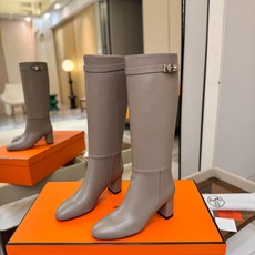 Hermes🐴 爱马仕Jumping黑色锁扣高筒靴,高端打造,最高版本 直筒靴型修饰腿线。经典金属凯莉锁扣点缀,辨识度十 Hermes🐴 爱马仕Jumping黑色锁扣高筒靴,高端打造,最高版本 直筒靴型修饰腿线。经典金属凯莉锁扣点缀,辨识度十