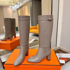 Hermes🐴 爱马仕Jumping黑色锁扣高筒靴,高端打造,最高版本 直筒靴型修饰腿线。经典金属凯莉锁扣点缀,辨识度十 Hermes🐴 爱马仕Jumping黑色锁扣高筒靴,高端打造,最高版本 直筒靴型修饰腿线。经典金属凯莉锁扣点缀,辨识度十