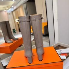 Hermes🐴 爱马仕Jumping黑色锁扣高筒靴,高端打造,最高版本 直筒靴型修饰腿线。经典金属凯莉锁扣点缀,辨识度十 Hermes🐴 爱马仕Jumping黑色锁扣高筒靴,高端打造,最高版本 直筒靴型修饰腿线。经典金属凯莉锁扣点缀,辨识度十