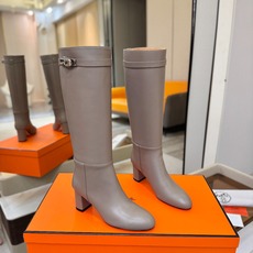 Hermes🐴 爱马仕Jumping黑色锁扣高筒靴,高端打造,最高版本 直筒靴型修饰腿线。经典金属凯莉锁扣点缀,辨识度十 Hermes🐴 爱马仕Jumping黑色锁扣高筒靴,高端打造,最高版本 直筒靴型修饰腿线。经典金属凯莉锁扣点缀,辨识度十
