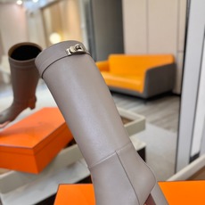Hermes🐴 爱马仕Jumping黑色锁扣高筒靴,高端打造,最高版本 直筒靴型修饰腿线。经典金属凯莉锁扣点缀,辨识度十 Hermes🐴 爱马仕Jumping黑色锁扣高筒靴,高端打造,最高版本 直筒靴型修饰腿线。经典金属凯莉锁扣点缀,辨识度十