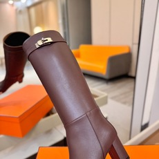 Hermes🐴 爱马仕Jumping黑色锁扣高筒靴,高端打造,最高版本 直筒靴型修饰腿线。经典金属凯莉锁扣点缀,辨识度十 Hermes🐴 爱马仕Jumping黑色锁扣高筒靴,高端打造,最高版本 直筒靴型修饰腿线。经典金属凯莉锁扣点缀,辨识度十