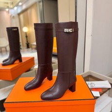 Hermes🐴 爱马仕Jumping黑色锁扣高筒靴,高端打造,最高版本 直筒靴型修饰腿线。经典金属凯莉锁扣点缀,辨识度十 Hermes🐴 爱马仕Jumping黑色锁扣高筒靴,高端打造,最高版本 直筒靴型修饰腿线。经典金属凯莉锁扣点缀,辨识度十