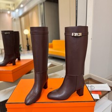 Hermes🐴 爱马仕Jumping黑色锁扣高筒靴,高端打造,最高版本 直筒靴型修饰腿线。经典金属凯莉锁扣点缀,辨识度十 Hermes🐴 爱马仕Jumping黑色锁扣高筒靴,高端打造,最高版本 直筒靴型修饰腿线。经典金属凯莉锁扣点缀,辨识度十