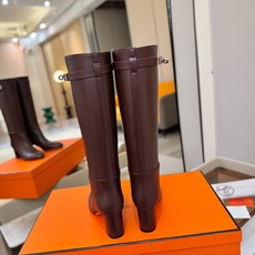 Hermes🐴 爱马仕Jumping黑色锁扣高筒靴,高端打造,最高版本 直筒靴型修饰腿线。经典金属凯莉锁扣点缀,辨识度十 Hermes🐴 爱马仕Jumping黑色锁扣高筒靴,高端打造,最高版本 直筒靴型修饰腿线。经典金属凯莉锁扣点缀,辨识度十