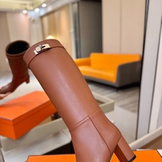 Hermes🐴 爱马仕Jumping黑色锁扣高筒靴,高端打造,最高版本 直筒靴型修饰腿线。经典金属凯莉锁扣点缀,辨识度十 Hermes🐴 爱马仕Jumping黑色锁扣高筒靴,高端打造,最高版本 直筒靴型修饰腿线。经典金属凯莉锁扣点缀,辨识度十