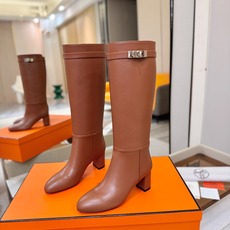 Hermes🐴 爱马仕Jumping黑色锁扣高筒靴,高端打造,最高版本 直筒靴型修饰腿线。经典金属凯莉锁扣点缀,辨识度十 Hermes🐴 爱马仕Jumping黑色锁扣高筒靴,高端打造,最高版本 直筒靴型修饰腿线。经典金属凯莉锁扣点缀,辨识度十