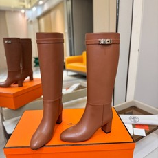 Hermes🐴 爱马仕Jumping黑色锁扣高筒靴,高端打造,最高版本 直筒靴型修饰腿线。经典金属凯莉锁扣点缀,辨识度十 Hermes🐴 爱马仕Jumping黑色锁扣高筒靴,高端打造,最高版本 直筒靴型修饰腿线。经典金属凯莉锁扣点缀,辨识度十