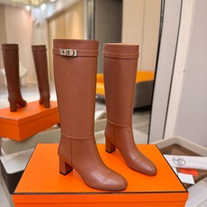 Hermes🐴 爱马仕Jumping黑色锁扣高筒靴,高端打造,最高版本 直筒靴型修饰腿线。经典金属凯莉锁扣点缀,辨识度十 Hermes🐴 爱马仕Jumping黑色锁扣高筒靴,高端打造,最高版本 直筒靴型修饰腿线。经典金属凯莉锁扣点缀,辨识度十