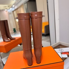 Hermes🐴 爱马仕Jumping黑色锁扣高筒靴,高端打造,最高版本 直筒靴型修饰腿线。经典金属凯莉锁扣点缀,辨识度十 Hermes🐴 爱马仕Jumping黑色锁扣高筒靴,高端打造,最高版本 直筒靴型修饰腿线。经典金属凯莉锁扣点缀,辨识度十