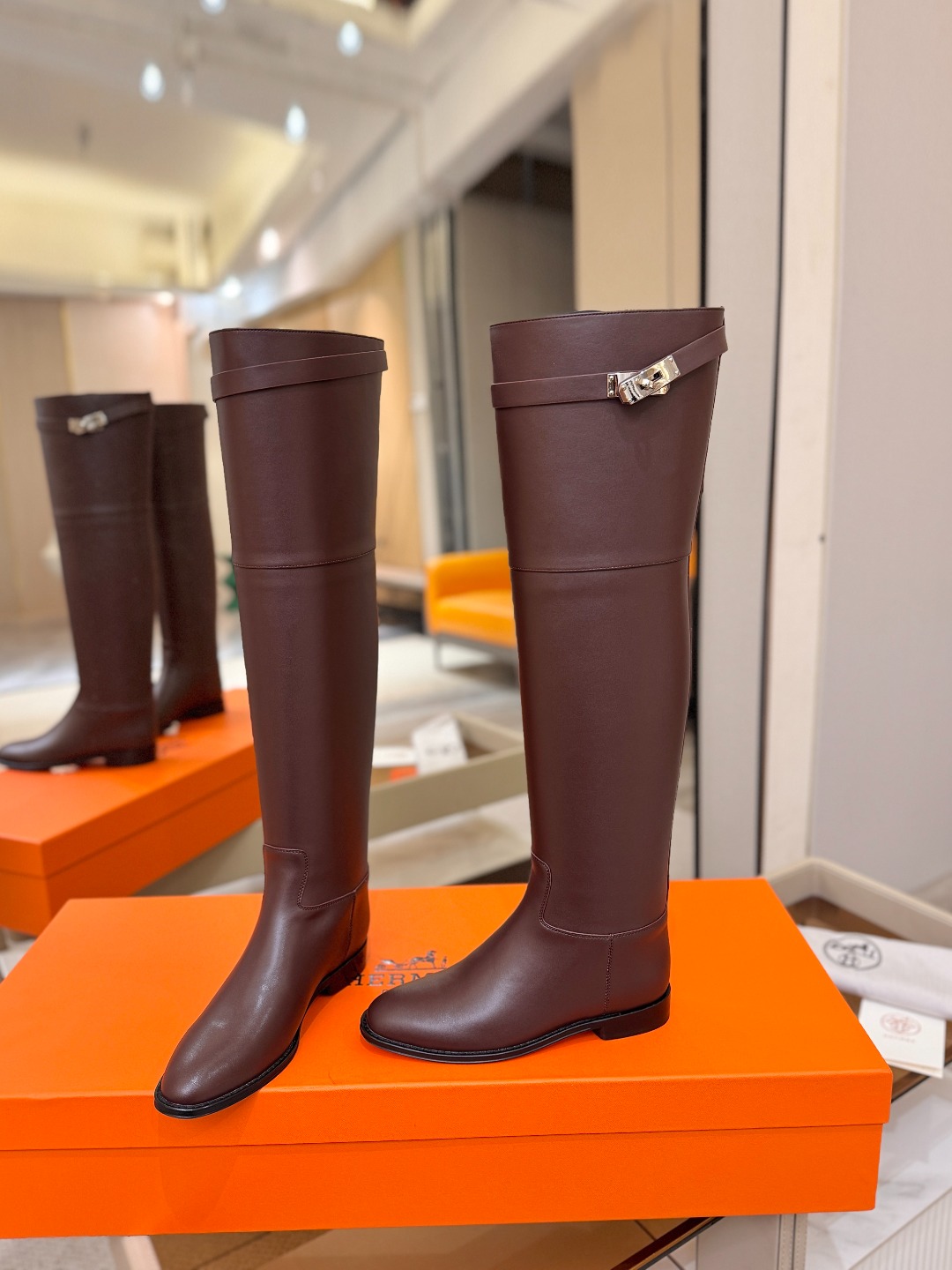 Hermès 爱马仕经典锁扣高筒骑士靴｜自带贵气感的秋冬神靴✨ 秋冬鞋柜里，一定要留一双能撑起所有穿搭气场的长靴，圆头鞋