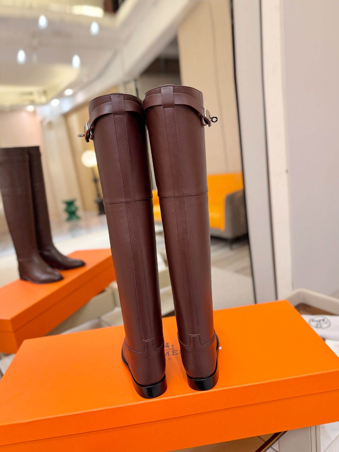 Hermès 爱马仕经典锁扣高筒骑士靴｜自带贵气感的秋冬神靴✨ 秋冬鞋柜里，一定要留一双能撑起所有穿搭气场的长靴，圆头鞋