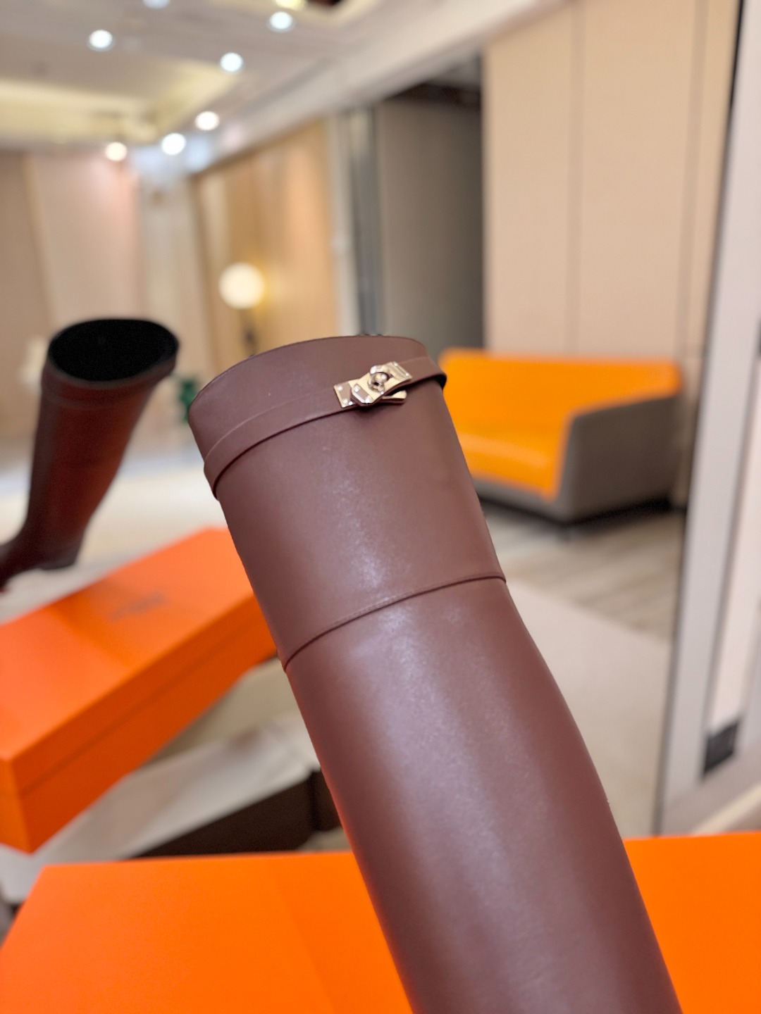 Hermès 爱马仕经典锁扣高筒骑士靴｜自带贵气感的秋冬神靴✨ 秋冬鞋柜里，一定要留一双能撑起所有穿搭气场的长靴，圆头鞋