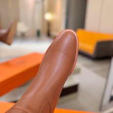 Hermès 爱马仕经典锁扣高筒骑士靴|自带贵气感的秋冬神靴✨ 秋冬鞋柜里,一定要留一双能撑起所有穿搭气场的长靴,圆头鞋 Hermès 爱马仕经典锁扣高筒骑士靴|自带贵气感的秋冬神靴✨ 秋冬鞋柜里,一定要留一双能撑起所有穿搭气场的长靴,圆头鞋