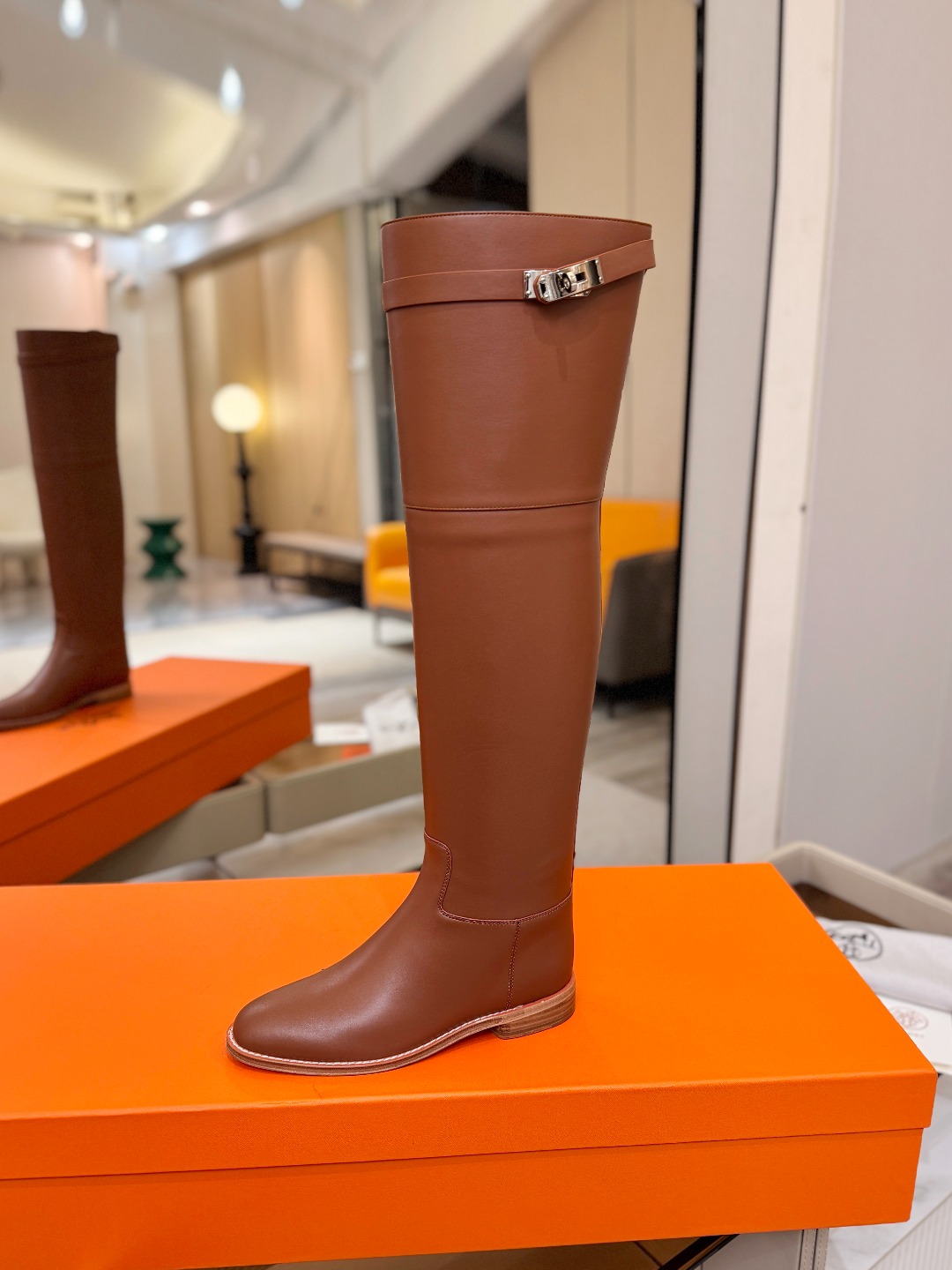 Hermès 爱马仕经典锁扣高筒骑士靴|自带贵气感的秋冬神靴✨ 秋冬鞋柜里,一定要留一双能撑起所有穿搭气场的长靴,圆头鞋 Hermès 爱马仕经典锁扣高筒骑士靴|自带贵气感的秋冬神靴✨ 秋冬鞋柜里,一定要留一双能撑起所有穿搭气场的长靴,圆头鞋