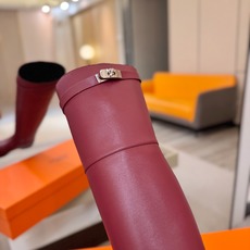 Hermès 爱马仕经典锁扣高筒骑士靴|自带贵气感的秋冬神靴✨ 秋冬鞋柜里,一定要留一双能撑起所有穿搭气场的长靴,圆头鞋 Hermès 爱马仕经典锁扣高筒骑士靴|自带贵气感的秋冬神靴✨ 秋冬鞋柜里,一定要留一双能撑起所有穿搭气场的长靴,圆头鞋
