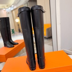 Hermès 爱马仕经典锁扣高筒骑士靴|自带贵气感的秋冬神靴✨ 秋冬鞋柜里,一定要留一双能撑起所有穿搭气场的长靴,圆头鞋 Hermès 爱马仕经典锁扣高筒骑士靴|自带贵气感的秋冬神靴✨ 秋冬鞋柜里,一定要留一双能撑起所有穿搭气场的长靴,圆头鞋