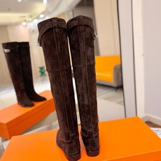 Hermès 爱马仕经典锁扣高筒骑士靴|自带贵气感的秋冬神靴✨ 秋冬鞋柜里,一定要留一双能撑起所有穿搭气场的长靴,圆头鞋 Hermès 爱马仕经典锁扣高筒骑士靴|自带贵气感的秋冬神靴✨ 秋冬鞋柜里,一定要留一双能撑起所有穿搭气场的长靴,圆头鞋