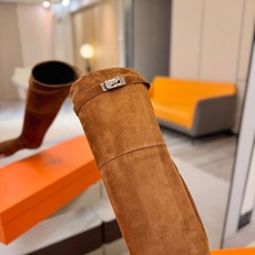 Hermès 爱马仕经典锁扣高筒骑士靴|自带贵气感的秋冬神靴✨ 秋冬鞋柜里,一定要留一双能撑起所有穿搭气场的长靴,圆头鞋 Hermès 爱马仕经典锁扣高筒骑士靴|自带贵气感的秋冬神靴✨ 秋冬鞋柜里,一定要留一双能撑起所有穿搭气场的长靴,圆头鞋