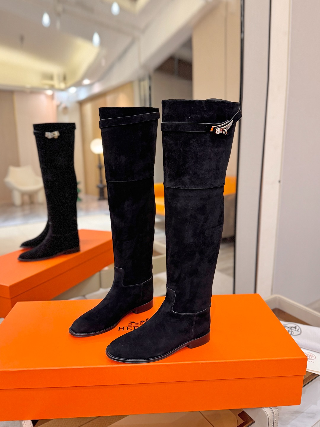 Hermès 爱马仕经典锁扣高筒骑士靴|自带贵气感的秋冬神靴✨ 秋冬鞋柜里,一定要留一双能撑起所有穿搭气场的长靴,圆头鞋 Hermès 爱马仕经典锁扣高筒骑士靴|自带贵气感的秋冬神靴✨ 秋冬鞋柜里,一定要留一双能撑起所有穿搭气场的长靴,圆头鞋