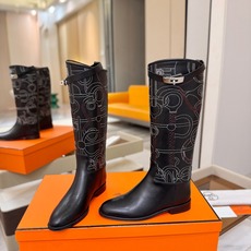 Hermes 🐴 爱马仕满印刺绣高筒骑士靴 爱马仕Jumping黑色锁扣高筒靴,高端打造,最高版本 直筒靴型修饰腿线。 Hermes 🐴 爱马仕满印刺绣高筒骑士靴 爱马仕Jumping黑色锁扣高筒靴,高端打造,最高版本 直筒靴型修饰腿线。