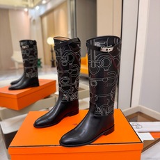 Hermes 🐴 爱马仕满印刺绣高筒骑士靴 爱马仕Jumping黑色锁扣高筒靴,高端打造,最高版本 直筒靴型修饰腿线。 Hermes 🐴 爱马仕满印刺绣高筒骑士靴 爱马仕Jumping黑色锁扣高筒靴,高端打造,最高版本 直筒靴型修饰腿线。