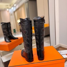 Hermes 🐴 爱马仕满印刺绣高筒骑士靴 爱马仕Jumping黑色锁扣高筒靴,高端打造,最高版本 直筒靴型修饰腿线。 Hermes 🐴 爱马仕满印刺绣高筒骑士靴 爱马仕Jumping黑色锁扣高筒靴,高端打造,最高版本 直筒靴型修饰腿线。
