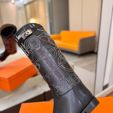 Hermes 🐴 爱马仕满印刺绣高筒骑士靴 爱马仕Jumping黑色锁扣高筒靴,高端打造,最高版本 直筒靴型修饰腿线。 Hermes 🐴 爱马仕满印刺绣高筒骑士靴 爱马仕Jumping黑色锁扣高筒靴,高端打造,最高版本 直筒靴型修饰腿线。